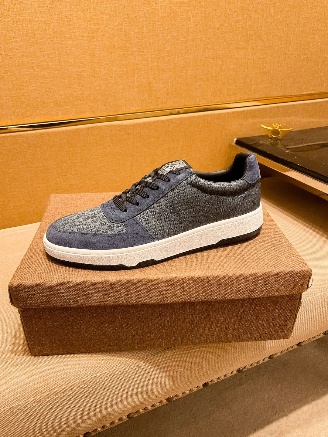 Men's shoes💰 400💰[Dior]🔥 High-end men's shoes brand official website 1:1 latest masterpiece: uppers are made of Italian imported first-layer cowhide with comfortable and breathable lining➕original non-slip and wear-resistant outsole🔥, making walking more convenient and comfortable! An exclusive new model, a stunning work, a beautiful 1:1 replica [color] compared to the official quality! Create a fashionable personality to set off your uniqueness! A must-have for trendy men! Classic 🔥Size: 38-44 Color: 🔥 3⃣️colors available🔥.